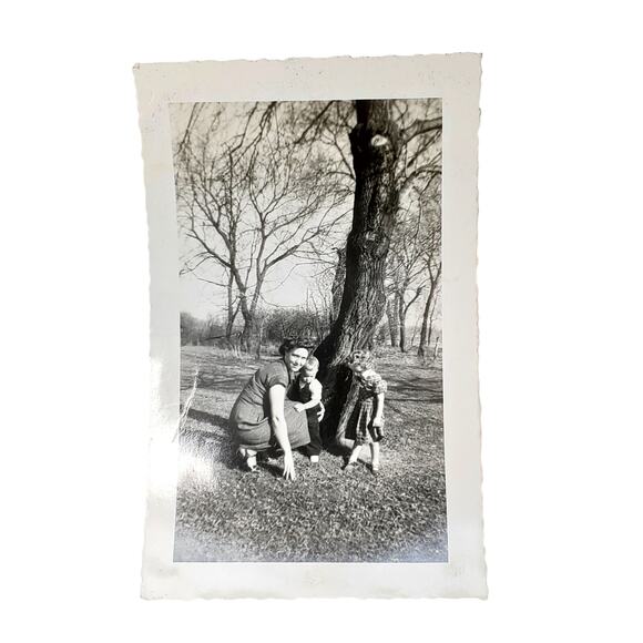 Vtg Mother with Her Children Monochrome Photography Found Snapshot B&W Portrait - Picture 1 of 4